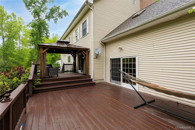 17 Stonegate Drive, Hyde Park, NY 12538