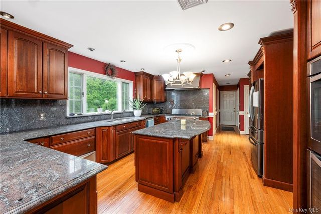 17 Stonegate Drive, Hyde Park, NY 12538