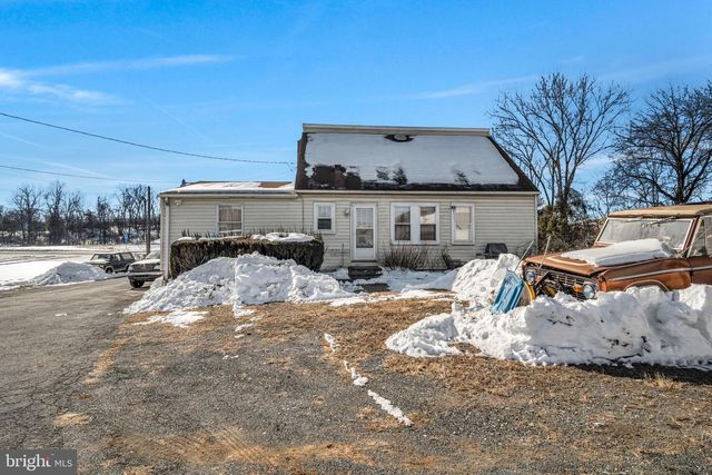 1836 W TRINDLE RD, Carlisle, PA 17013