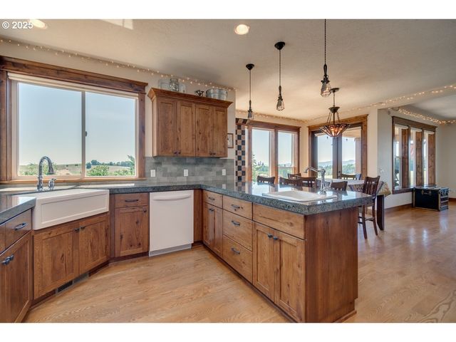 11825 Ne FINN HILL Loop, Carlton, OR 97111
