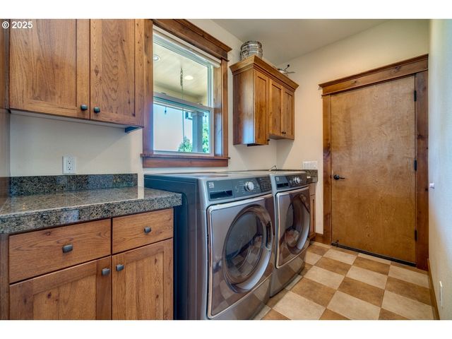 11825 Ne FINN HILL Loop, Carlton, OR 97111