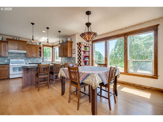 11825 Ne FINN HILL Loop, Carlton, OR 97111