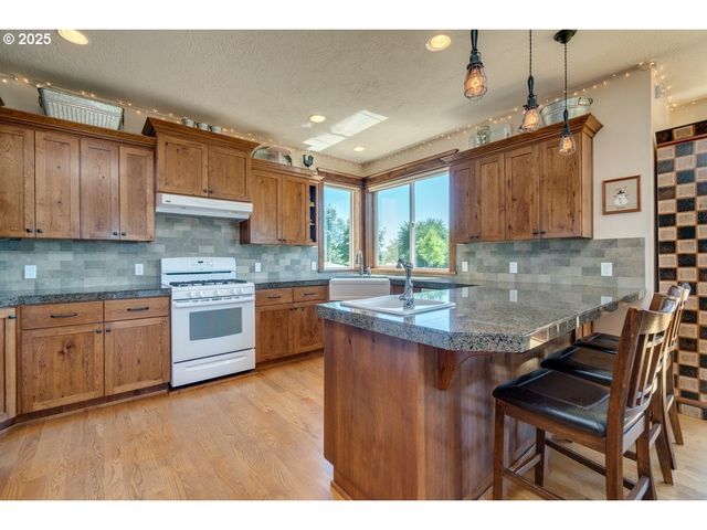 11825 Ne FINN HILL Loop, Carlton, OR 97111