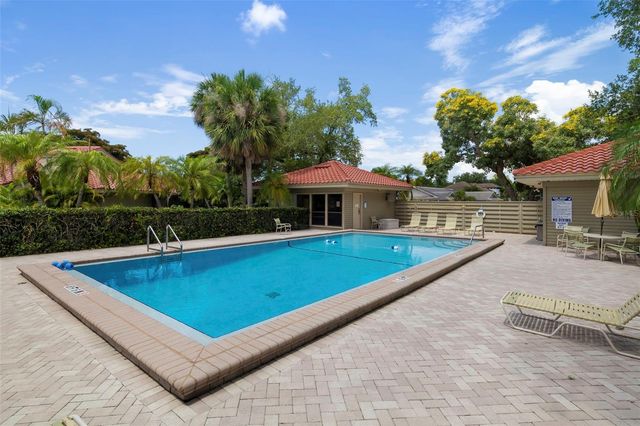4820 KESTRAL PARK CIRCLE 18, Sarasota, FL 34231