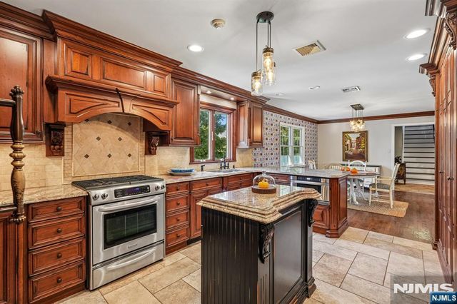 724 Ewing Avenue, Franklin Lakes, NJ 07417