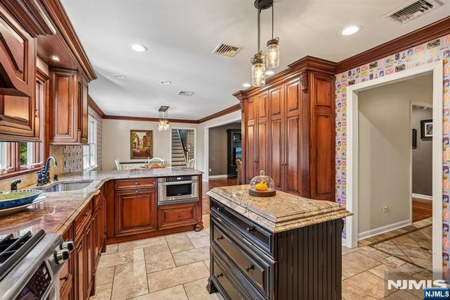 724 Ewing Avenue, Franklin Lakes, NJ 07417