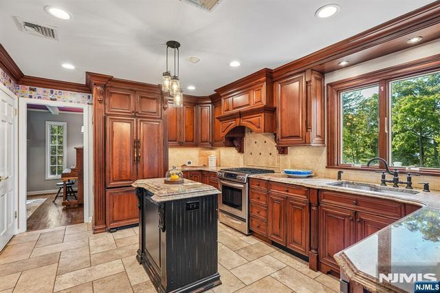 724 Ewing Avenue, Franklin Lakes, NJ 07417