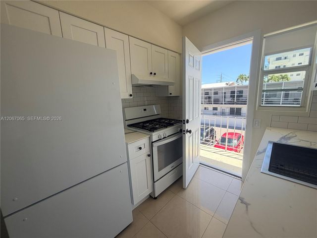 8080 Tatum Waterway Drive 17, Miami Beach, FL 33141