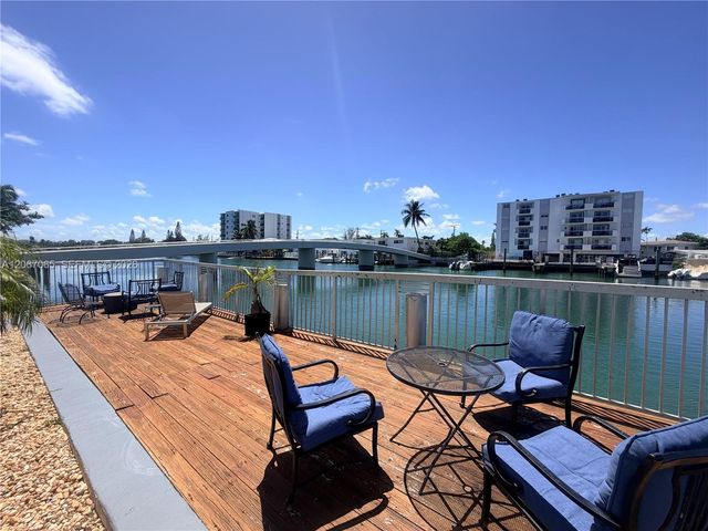 8080 Tatum Waterway Drive 17, Miami Beach, FL 33141
