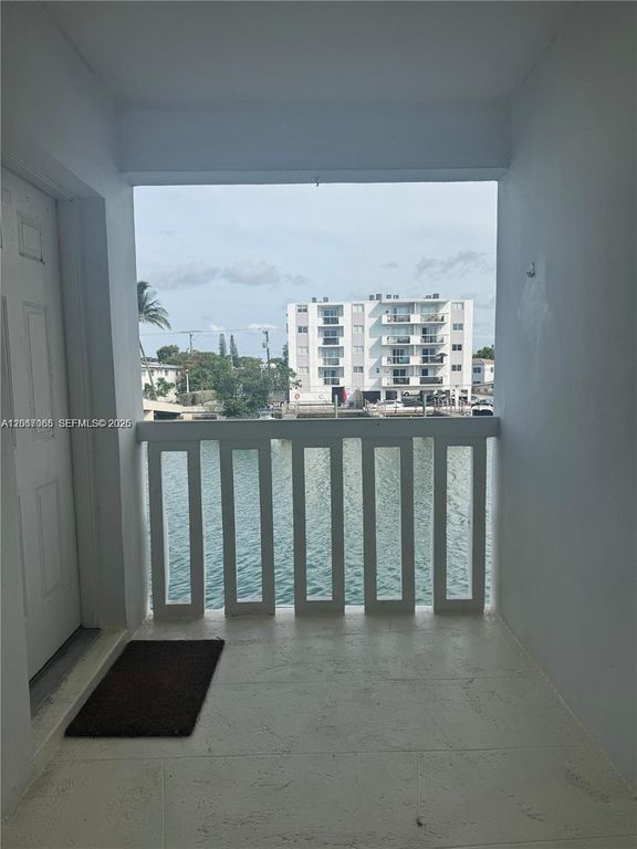 8080 Tatum Waterway Drive 17, Miami Beach, FL 33141