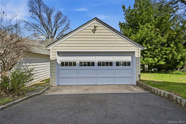 151 Hillcrest Avenue, Manhasset, NY 11030