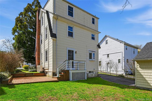 151 Hillcrest Avenue, Manhasset, NY 11030