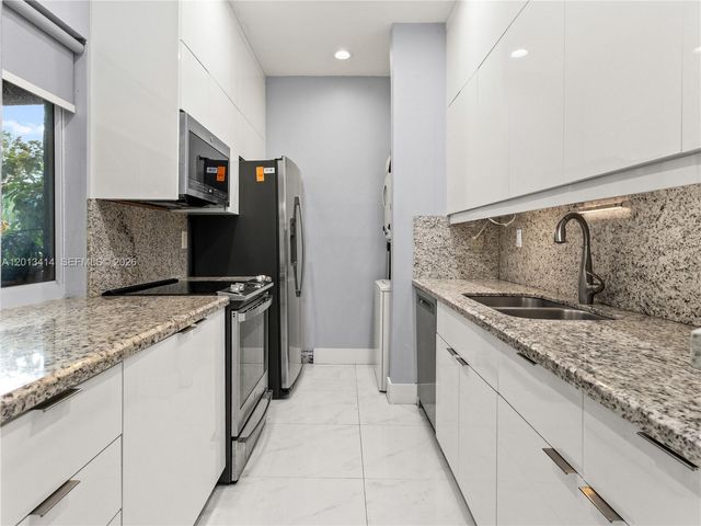 9133 Fontainebleau Blvd 8, Miami, FL 33172