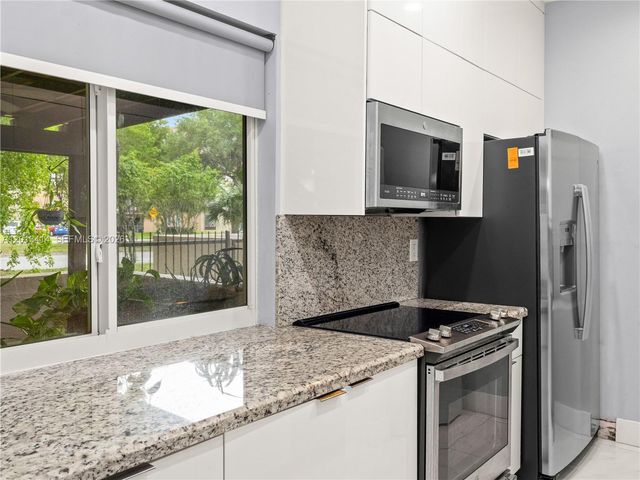 9133 Fontainebleau Blvd 8, Miami, FL 33172