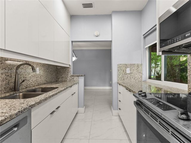 9133 Fontainebleau Blvd 8, Miami, FL 33172