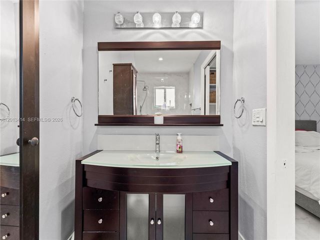 9133 Fontainebleau Blvd 8, Miami, FL 33172