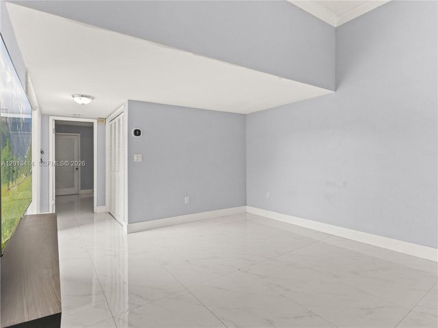 9133 Fontainebleau Blvd 8, Miami, FL 33172