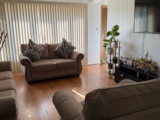 7513 S Saint Louis Avenue, Chicago, IL 60652