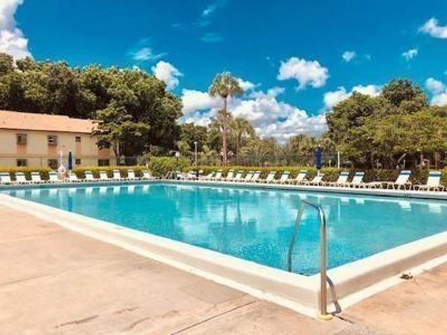 714 Gardens Dr 106, Pompano Beach, FL 33069