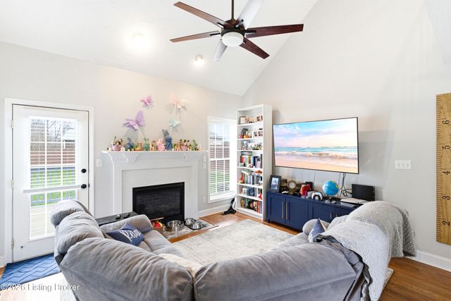 517 Chieftain Dr, Louisville, KY 40118