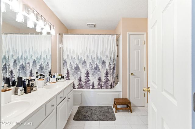 517 Chieftain Dr, Louisville, KY 40118