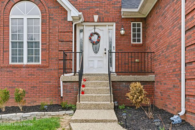 517 Chieftain Dr, Louisville, KY 40118