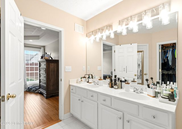 517 Chieftain Dr, Louisville, KY 40118