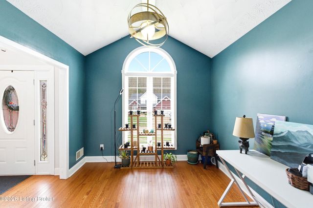 517 Chieftain Dr, Louisville, KY 40118