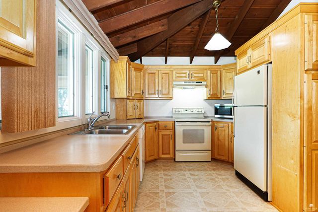 2910 Lakewood Drive, Manhattan, KS 66503