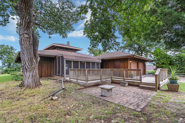 2910 Lakewood Drive, Manhattan, KS 66503