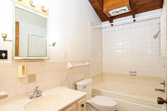 2910 Lakewood Drive, Manhattan, KS 66503