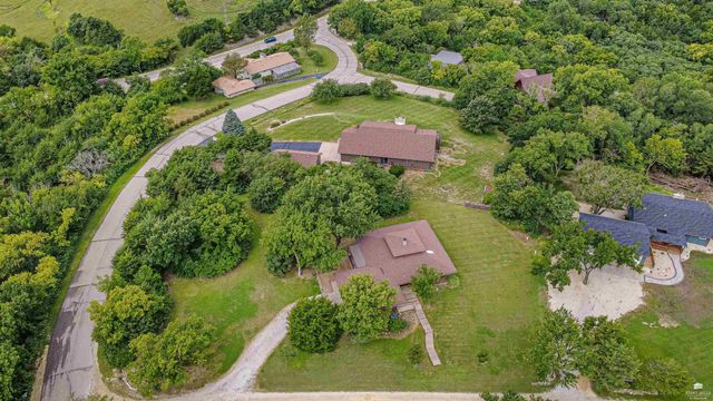 2910 Lakewood Drive, Manhattan, KS 66503