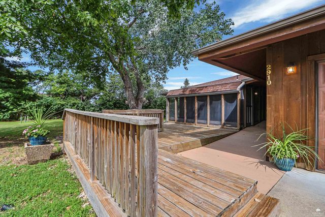2910 Lakewood Drive, Manhattan, KS 66503