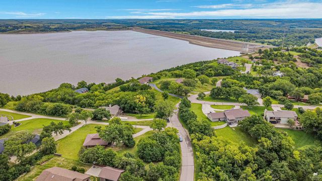 2910 Lakewood Drive, Manhattan, KS 66503