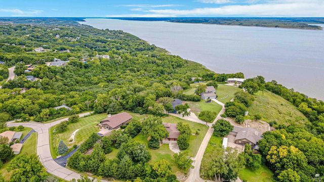 2910 Lakewood Drive, Manhattan, KS 66503