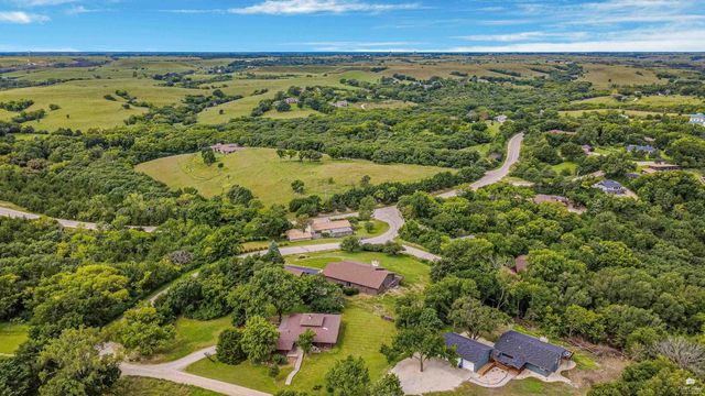 2910 Lakewood Drive, Manhattan, KS 66503