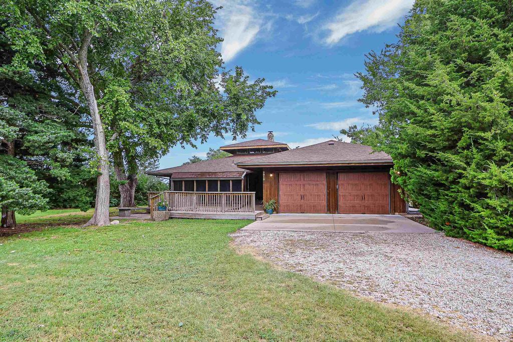 2910 Lakewood Drive, Manhattan, KS 66503