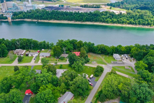 946 E Lakeshore Drive, Burnside, KY 42519