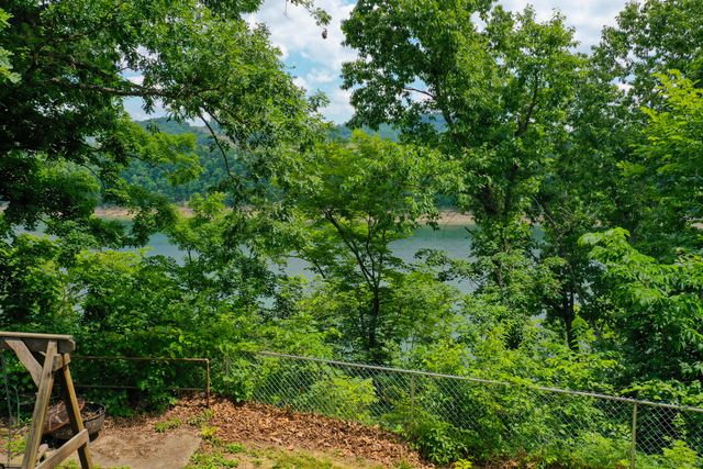 946 E Lakeshore Drive, Burnside, KY 42519