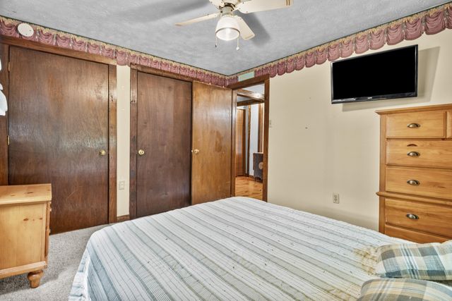 946 E Lakeshore Drive, Burnside, KY 42519
