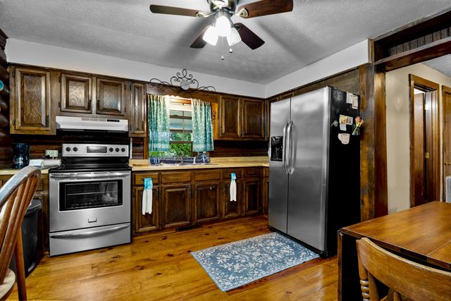 946 E Lakeshore Drive, Burnside, KY 42519
