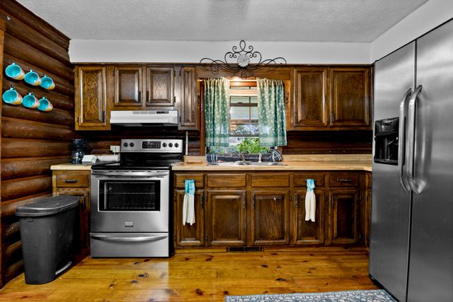 946 E Lakeshore Drive, Burnside, KY 42519