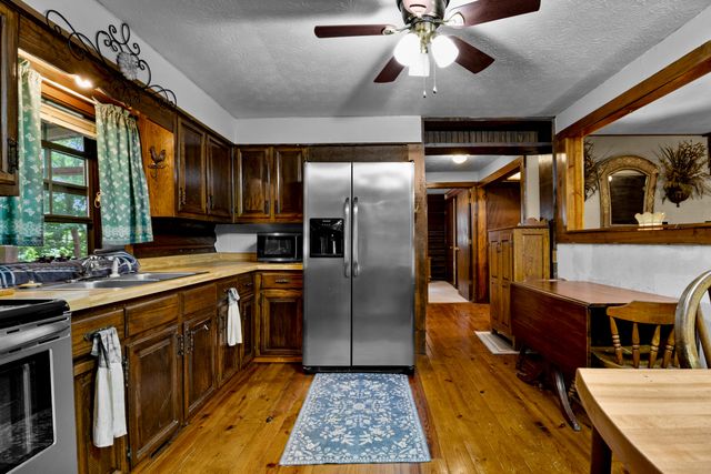 946 E Lakeshore Drive, Burnside, KY 42519