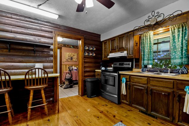 946 E Lakeshore Drive, Burnside, KY 42519