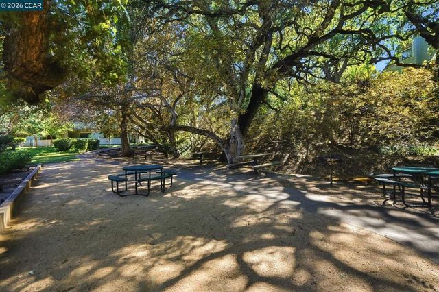 700 Suntree Ln 711, Pleasant Hill, CA 94523