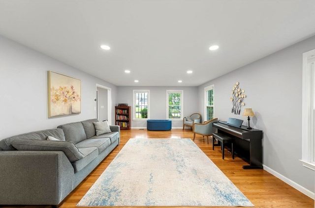 14 Dotty Ann Dr, Framingham, MA 01701