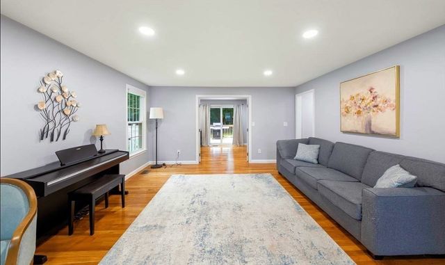 14 Dotty Ann Dr, Framingham, MA 01701