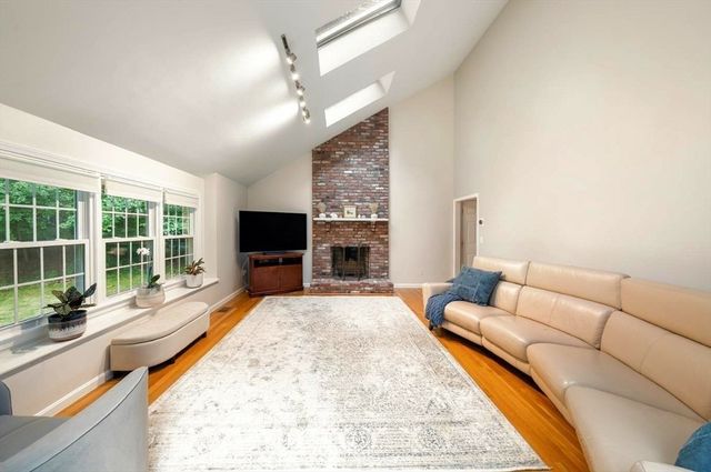 14 Dotty Ann Dr, Framingham, MA 01701