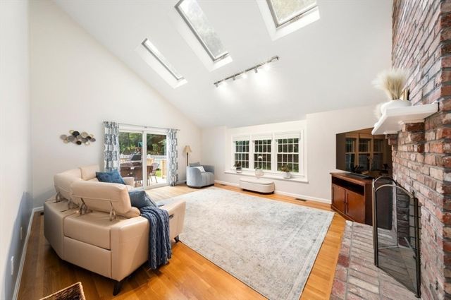 14 Dotty Ann Dr, Framingham, MA 01701