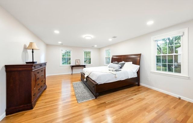 14 Dotty Ann Dr, Framingham, MA 01701